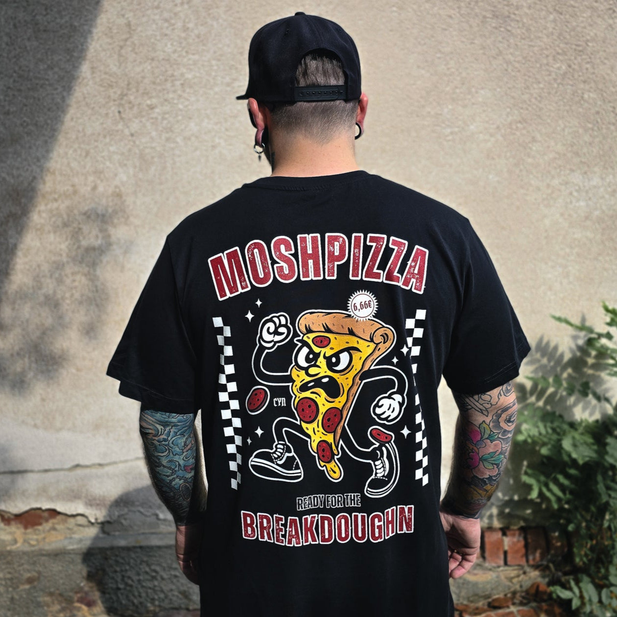 T-Shirt mit moshender Pizza und dem Spruch „Moshpizza – Ready for breakdoughn“, getragen von hinten fotografiert