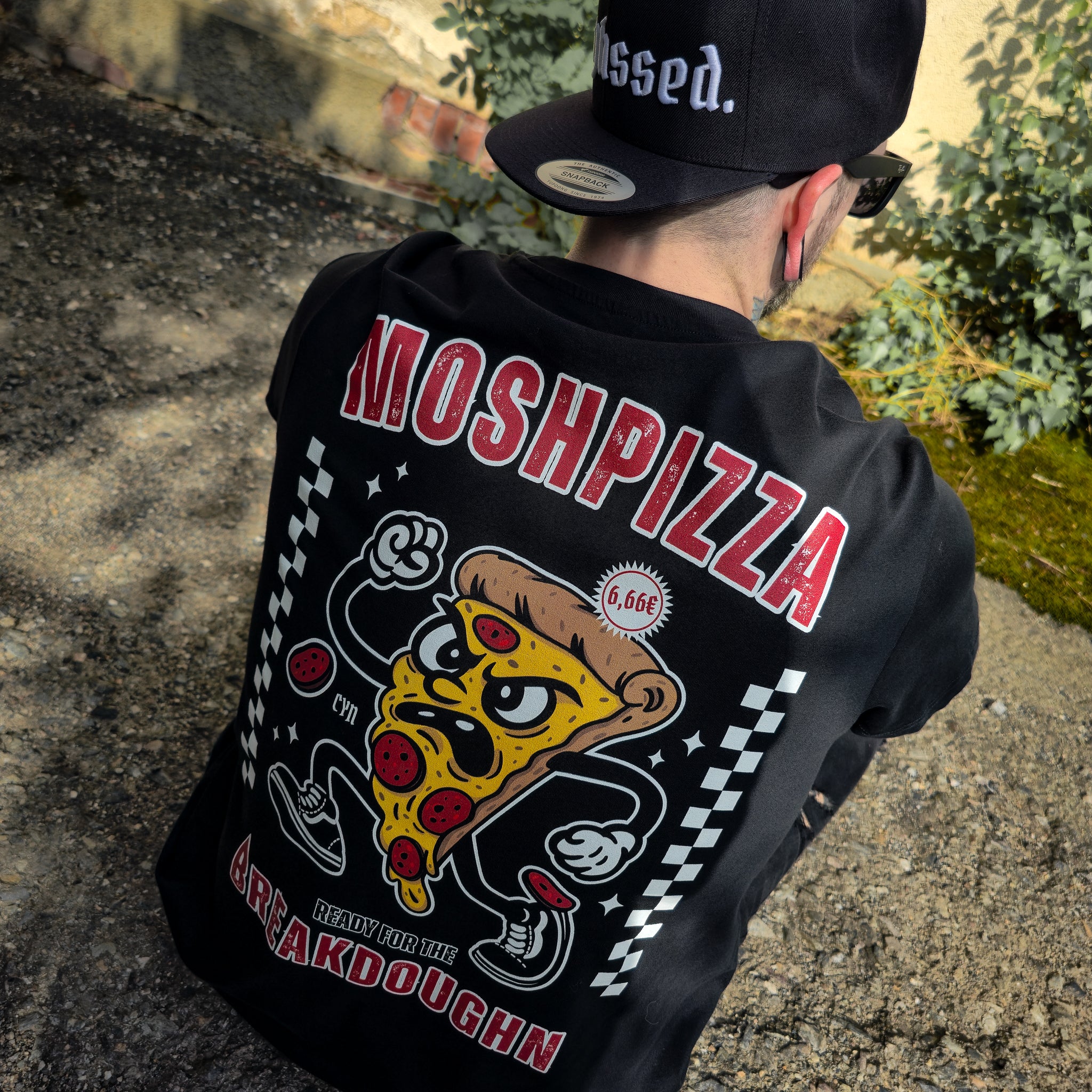 Comic-Shirt mit moshender Pizza + Snapback Cap mit ‚bleghssed‘ Embroidery – Alternative Mode für Metalheads