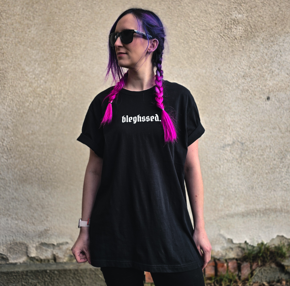 schwarzes T-Shirt mit weißer aufschrift "bleghssed"