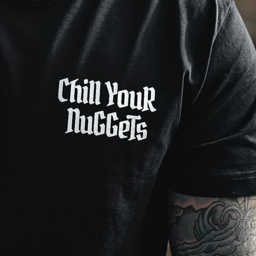 Nahaufnahme unseres Chill Your Nuggets Leviathans Cross Cat T-Shirt in Frontansicht mit Logo