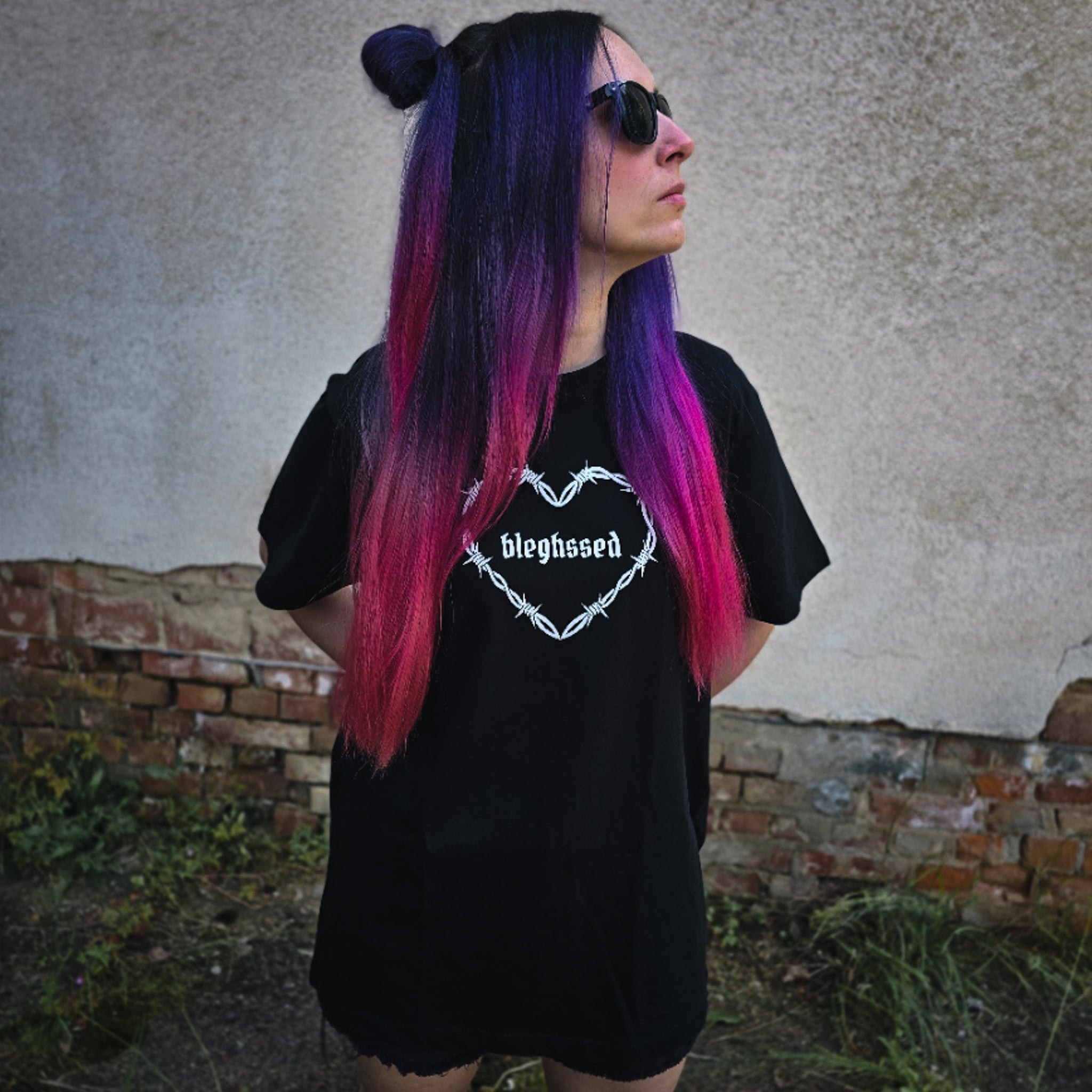 Schwarzes Shirt mit „bleghssed“-Print in einem Herz aus Stacheldraht, getragen von vorne fotografiert