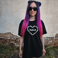 Schwarzes Shirt mit „bleghssed“-Print in einem Herz aus Stacheldraht, getragen von vorne fotografiert