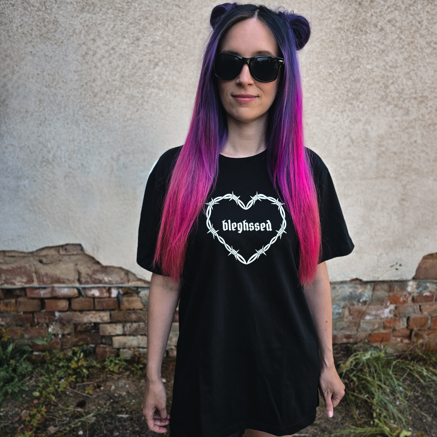 Schwarzes Shirt mit „bleghssed“-Print in einem Herz aus Stacheldraht, getragen von vorne fotografiert