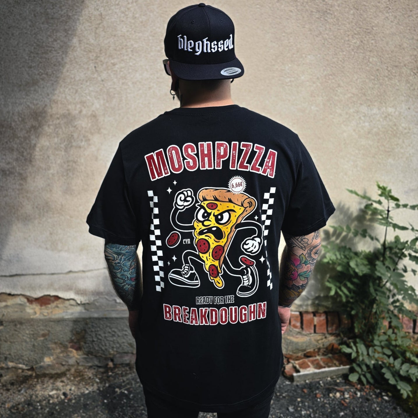 T-Shirt mit moshender Pizza und dem Spruch „Moshpizza – Ready for breakdoughn“, getragen von hinten fotografiert