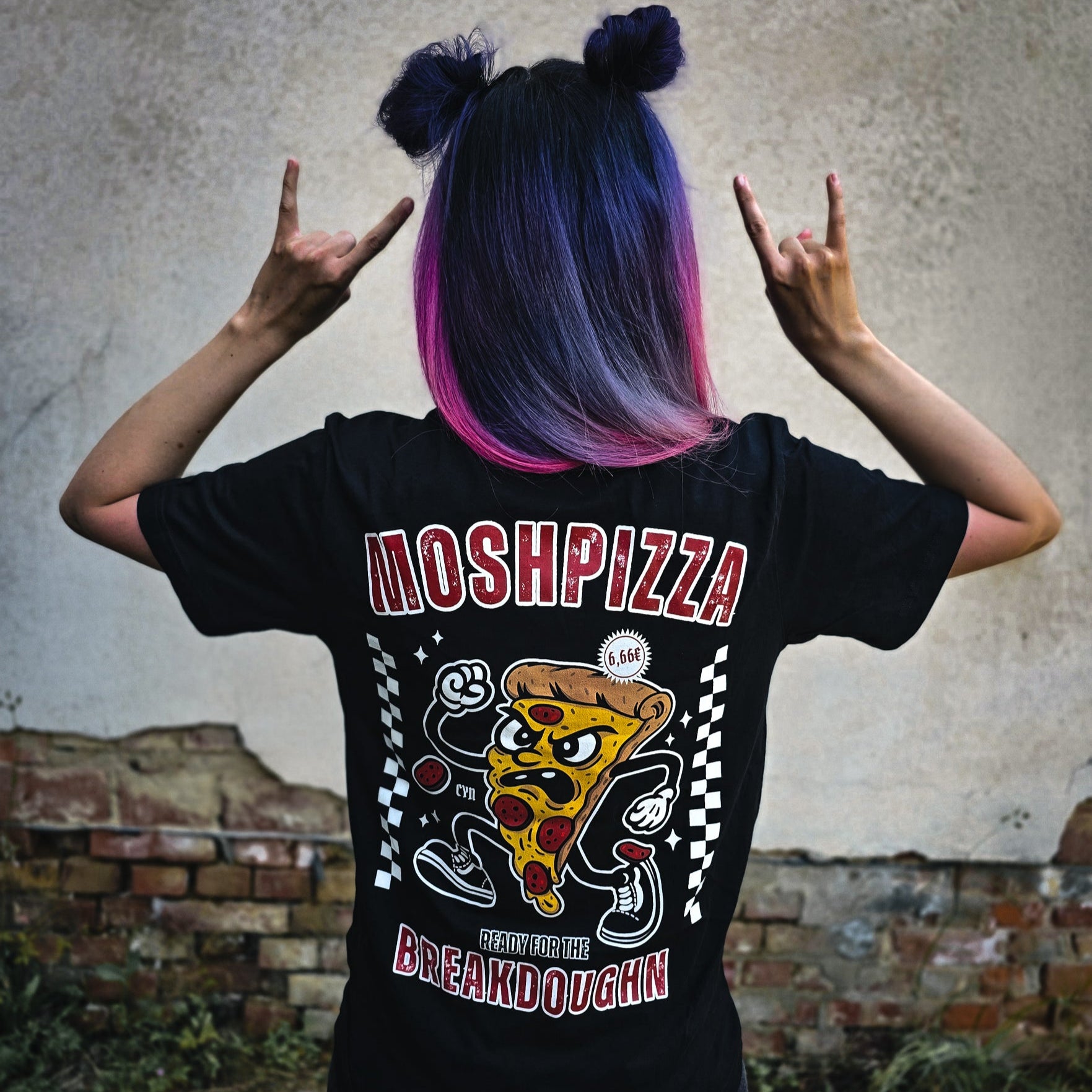 T-Shirt mit moshender Pizza und dem Spruch „Moshpizza – Ready for breakdoughn“, getragen von hinten fotografiert