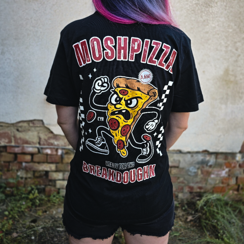 T-Shirt mit moshender Pizza und dem Spruch „Moshpizza – Ready for breakdoughn“, getragen von hinten fotografiert