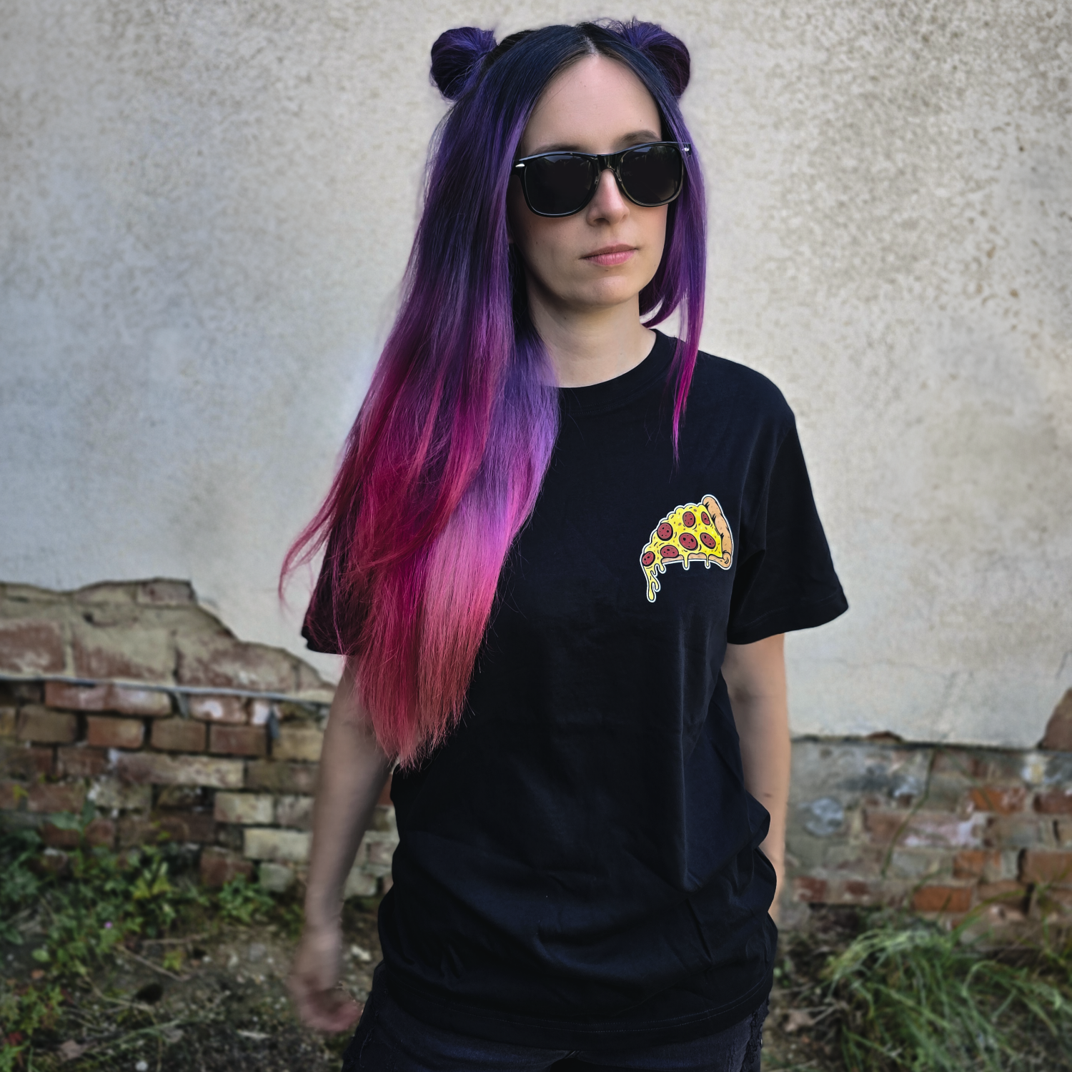 Schwarzes Shirt mit kleinem Pizzastück als Brustprint auf der Vorderseite.