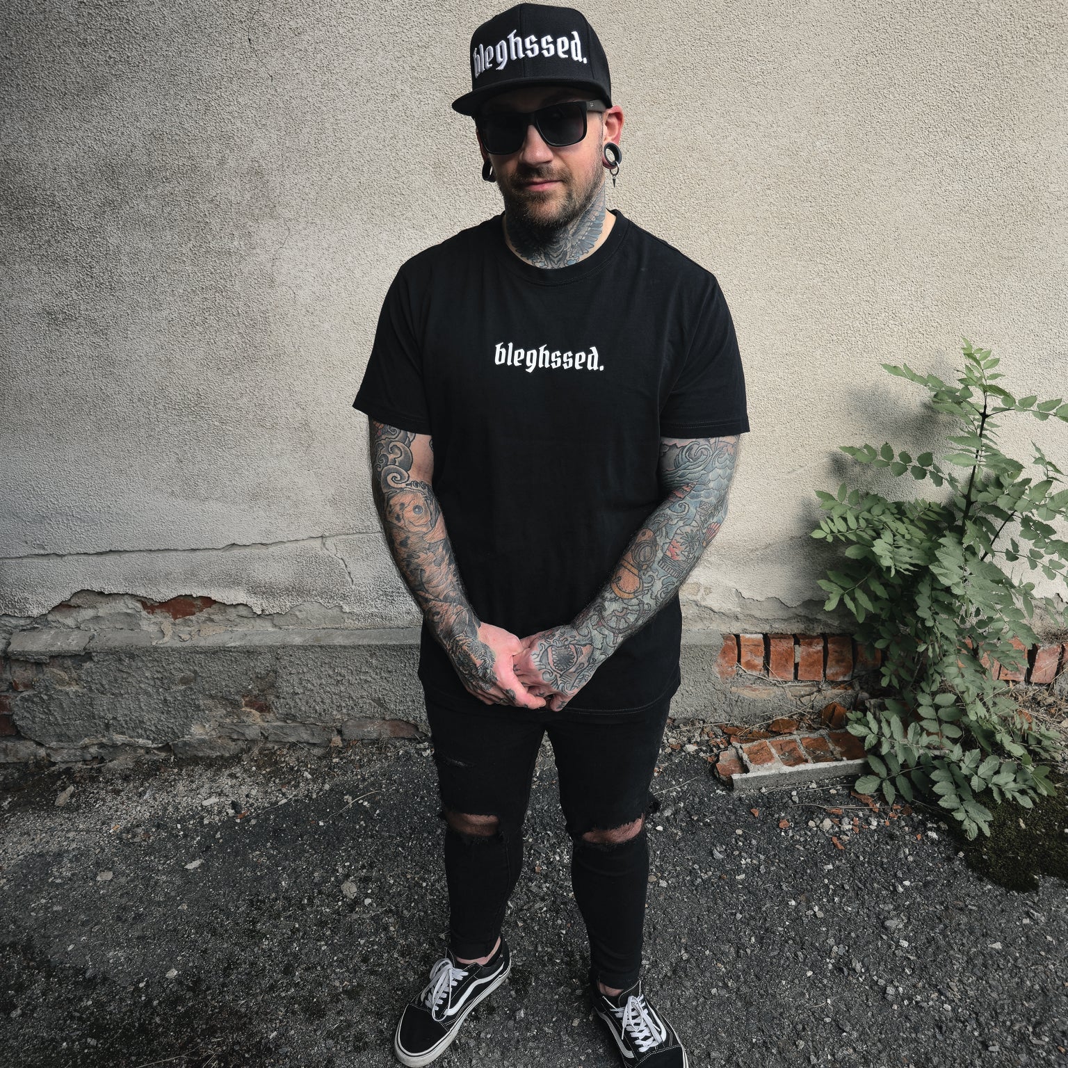 Metalcore Streetwear-Look in Schwarz mit T-Shirt und Cap mit Schriftzug "bleghssed" – Alternative Fashion Style