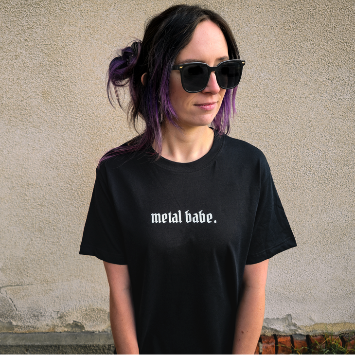 "metal babe" T-Shirt